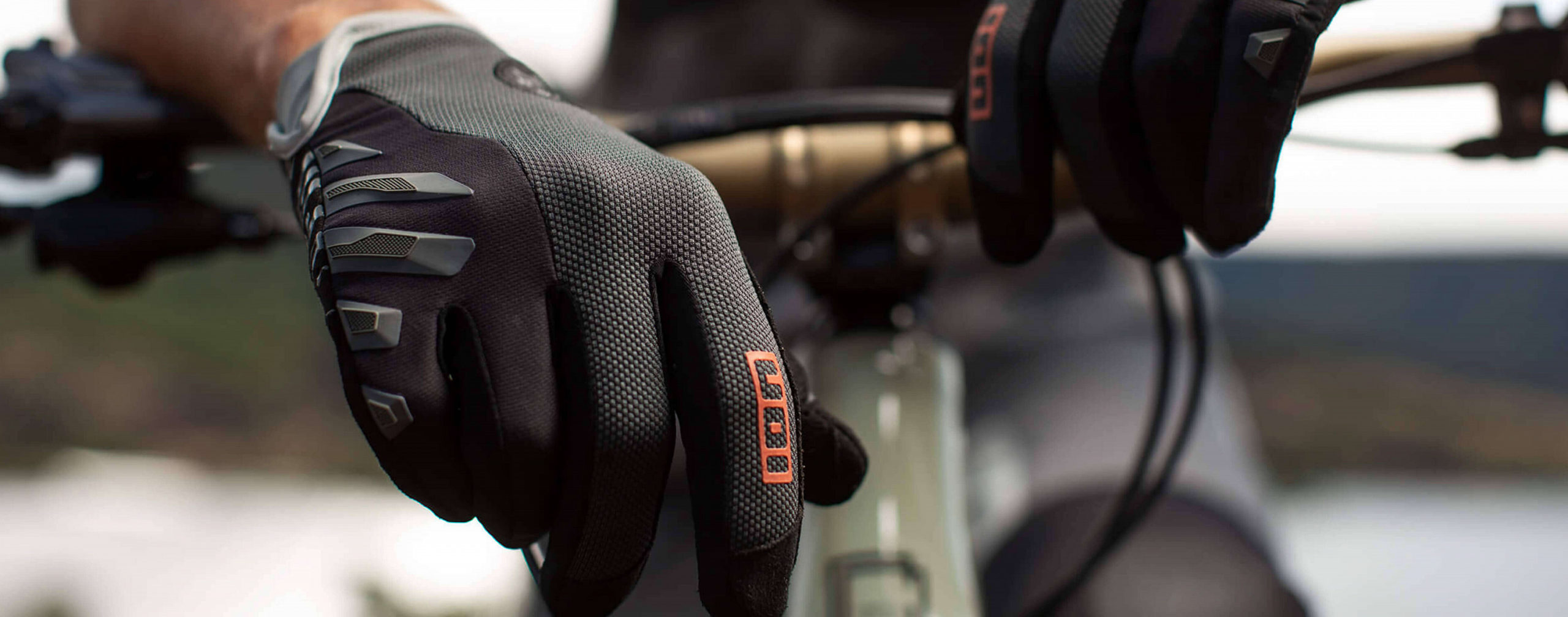 ION MTBプロテクター IONの手袋をしてバイクのハンドルを握る両手