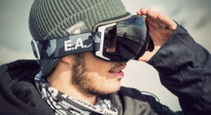 TSGのゴーグルを着用している男性の横顔イメージ写真