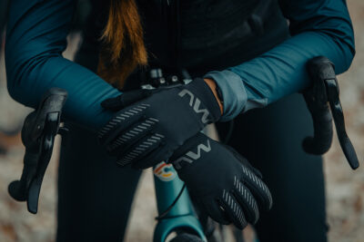 NW bike-FW23-24-Active Gel Glove-ACTION-2